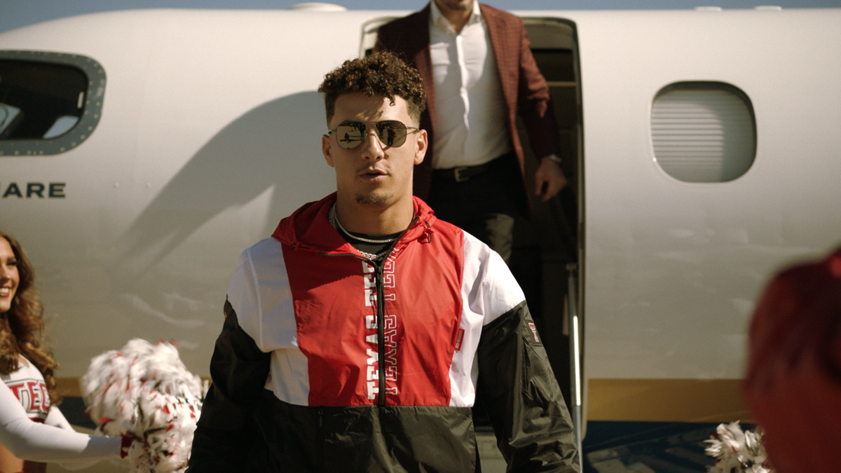 Kansas City Chiefs Quarterback Patrick Mahomes steps off an airplane 