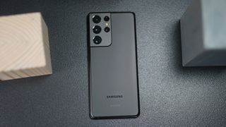 Samsung Galaxy S21 Ultra i sort liggende med bagsiden opad