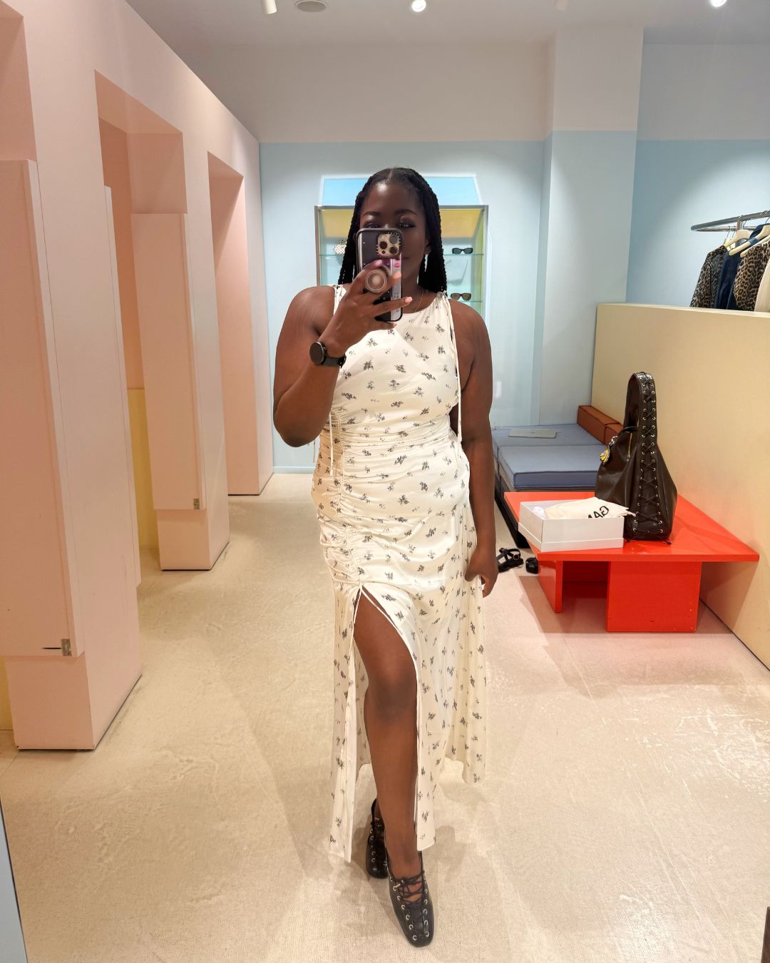 Stephanie Yeboah przymierza sukienkę Ganni w dużym rozmiarze
