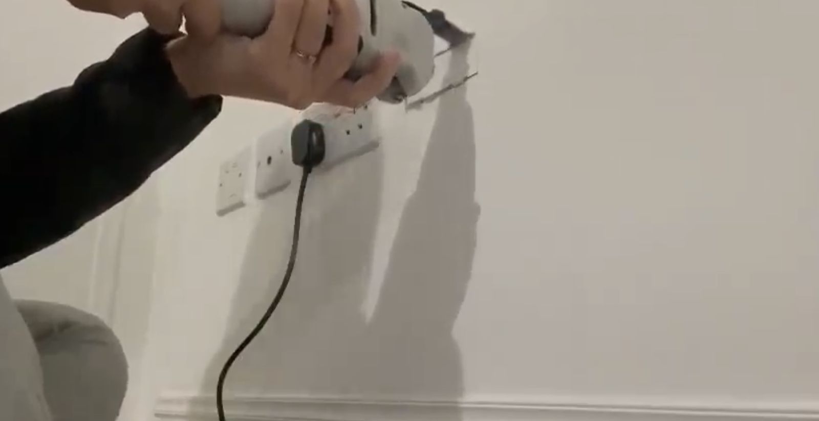 10 Easy Steps To Hide TV Wires In The Wall In Less Than An Hour   Q2gTapMGLYEjdBZaemVUqk 1600 80 