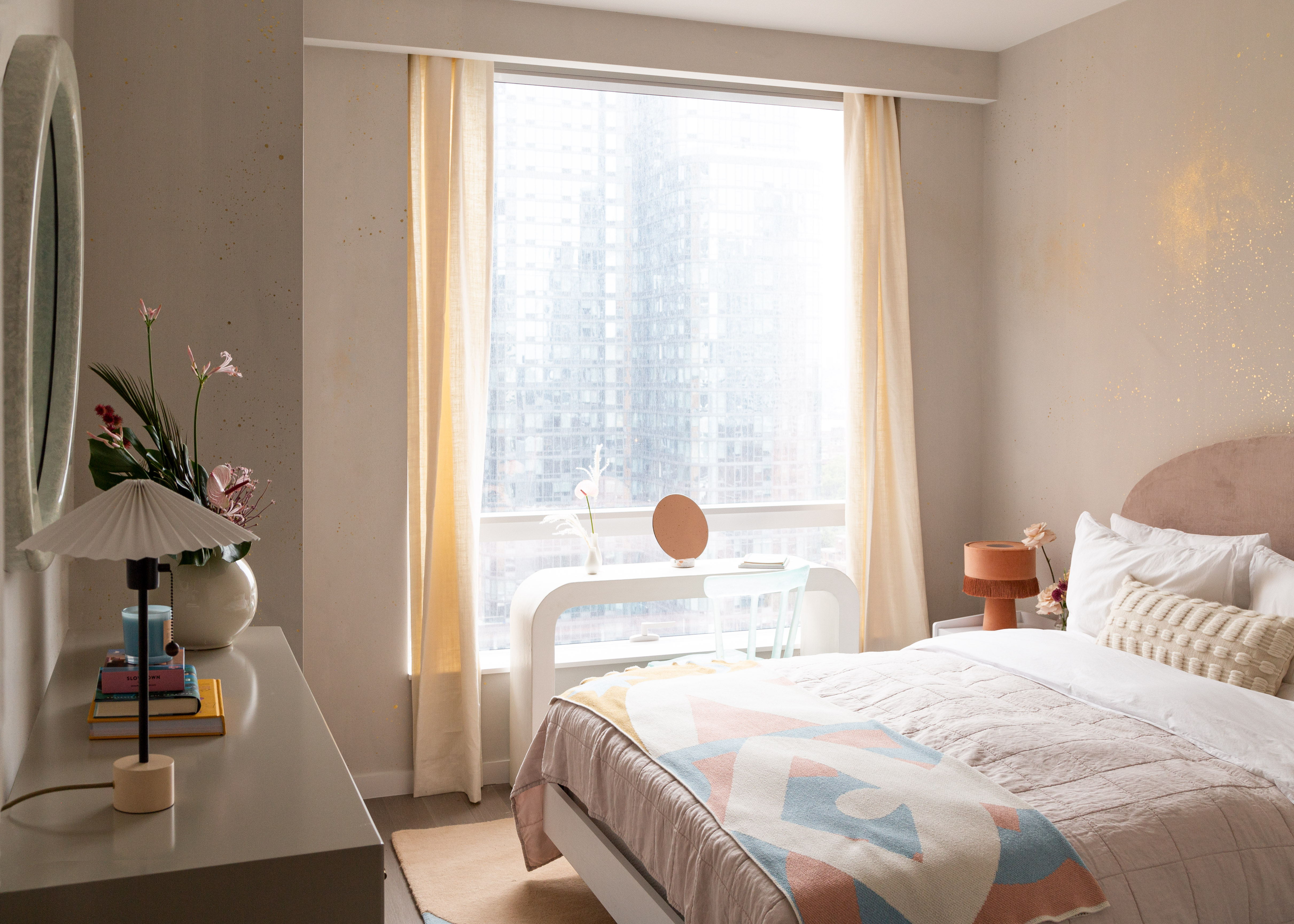 Neutral bedroom with small desk