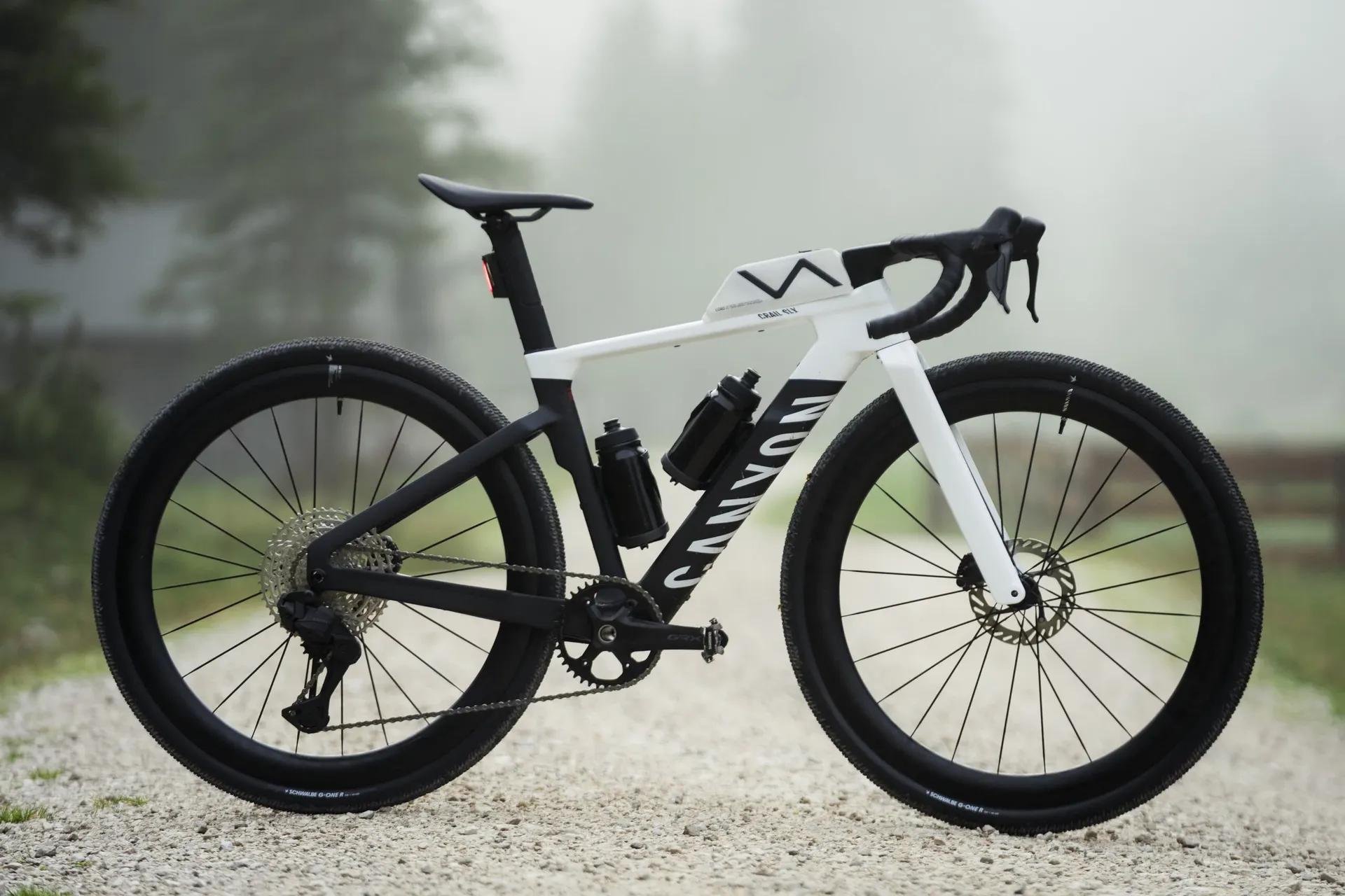 Un Canyon Grail CF SLX noir et blanc sur un chemin de gravel