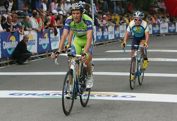 Italy's Ivan Basso (Liquigas) and USA's Chris Horner (Astana) finish, l-r.