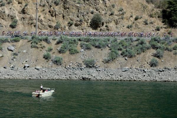 A boater watches as the peloton rolls past.