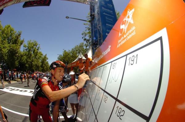 Ballan signs on at the start of stage 6