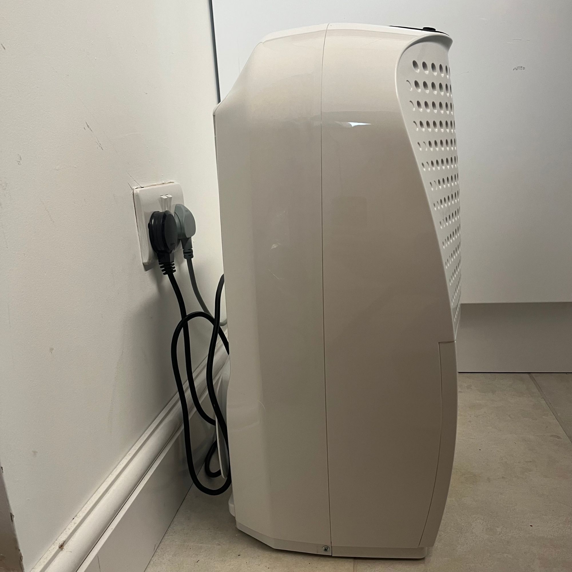 Ebac 4850 21 Litre Dehumidifier from the side