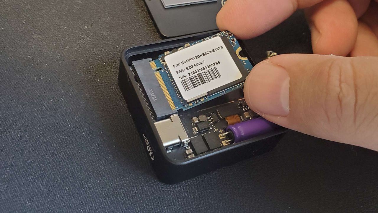 DockCase Pocket Smart SSD enclosure