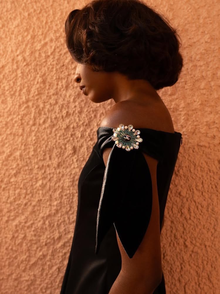 An image of Ayo Edebiri at the 2026 Golden Globes with a micro bob.