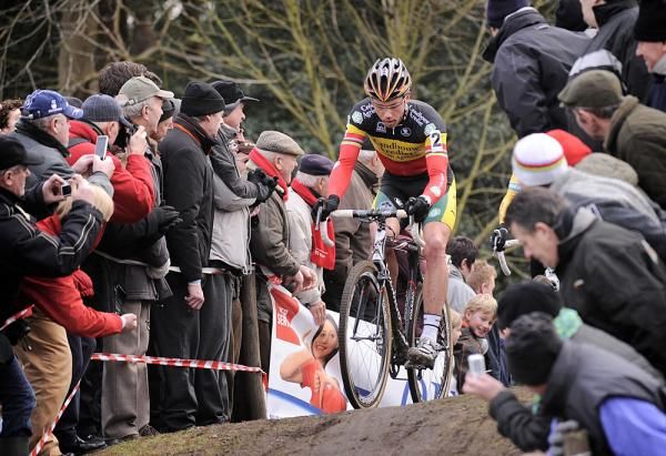 Sven Nys (Landbouwkrediet) powers to what could have been the win had he not crashed.