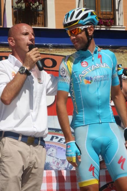Vincenzo Nibali (Astana) signs on for stage 3