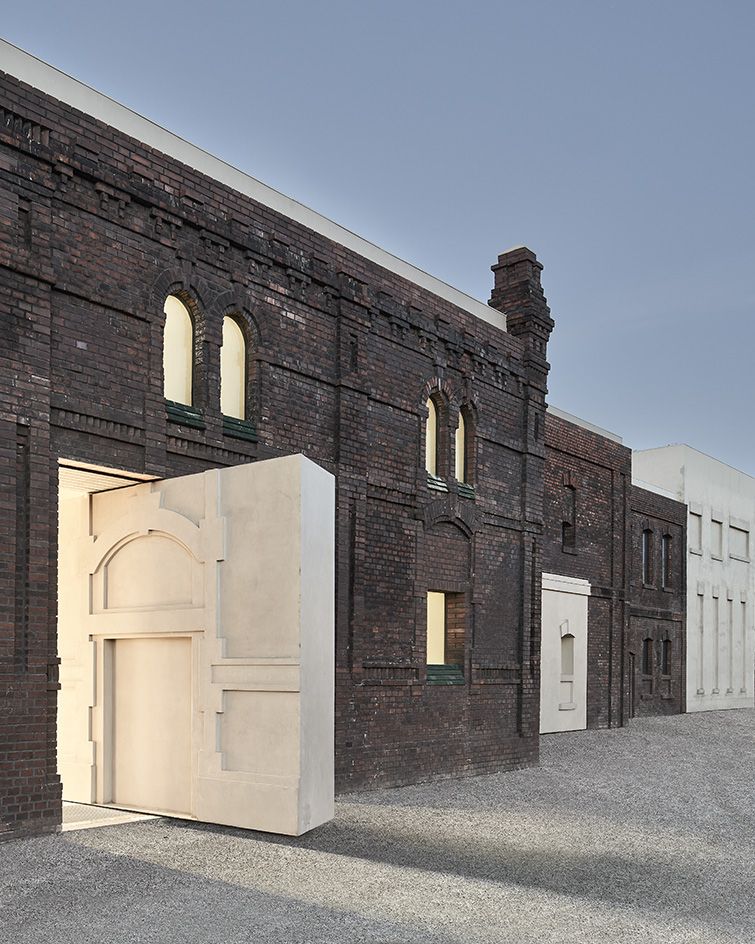 V galerii PLATO Ostrava od KWK Promes se otevírají velké otočné dveře