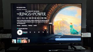 Una TV Hisense U8H mostrando la portada de Los Anillos de Poder de Amazon