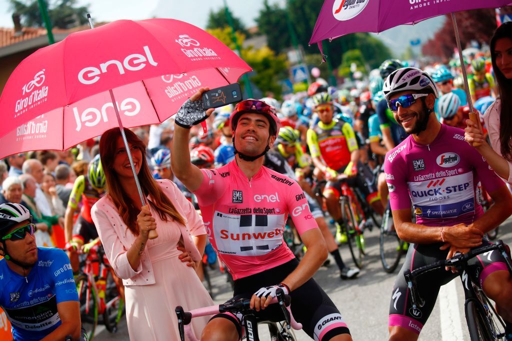 Tom Dumoulin takes a selfie with Fernando Gaviris