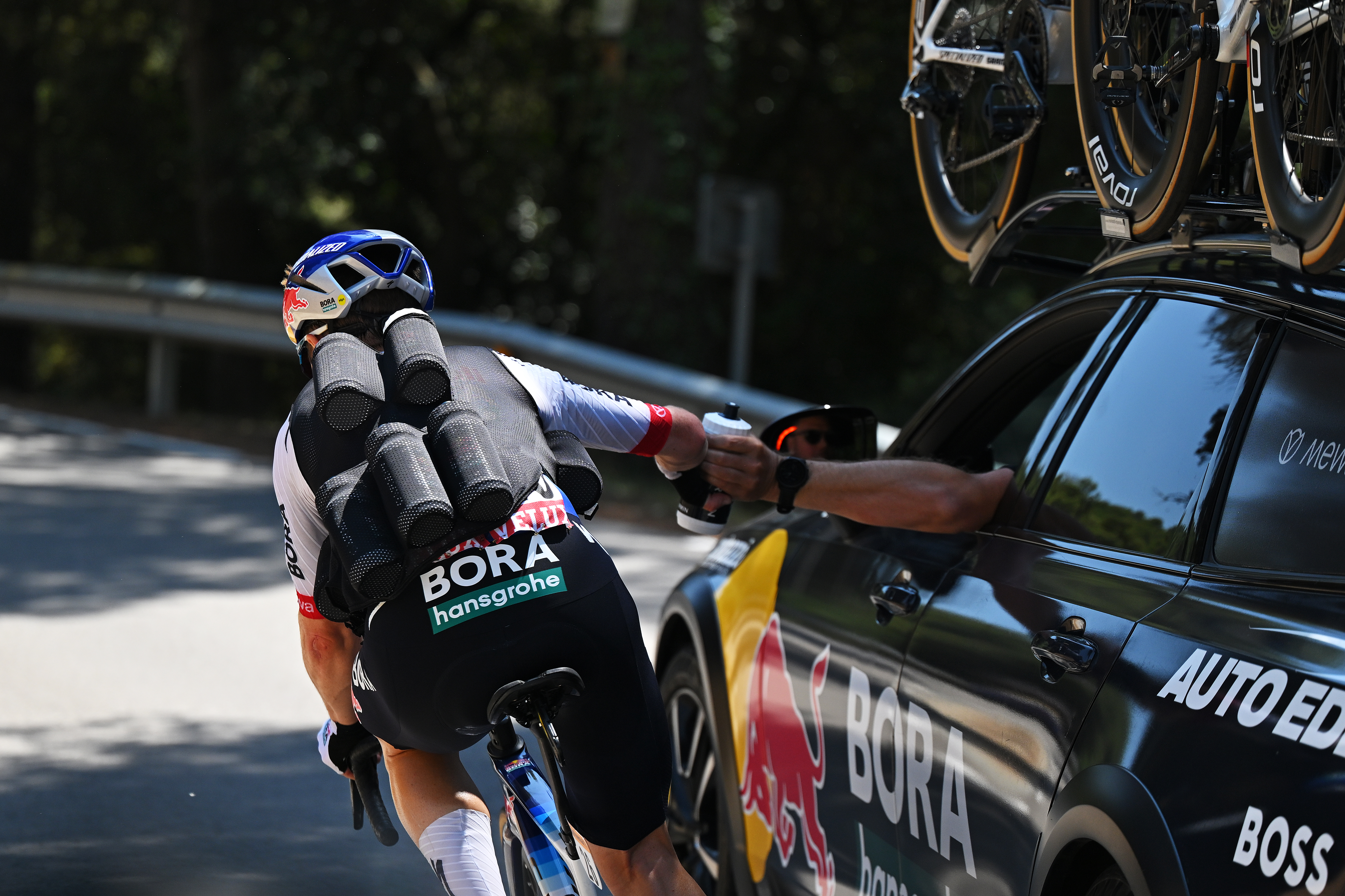 Jan Tratnik carrying water at the Tour de France