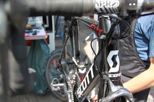 The head tube is noticeably shapelier than on the Addict.