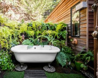 outdoor bath with foliage
