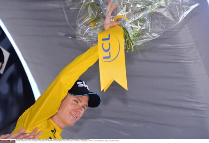 Chris Froome wave to the crowd