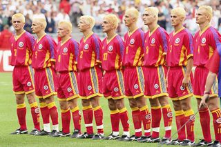 罗马尼亚:漂白金发罗马尼亚人排队在世界杯E组对阵突尼斯在法兰西大球场,圣丹尼斯。罗马尼亚小组第一的身份完成双方战成1比1的比赛。