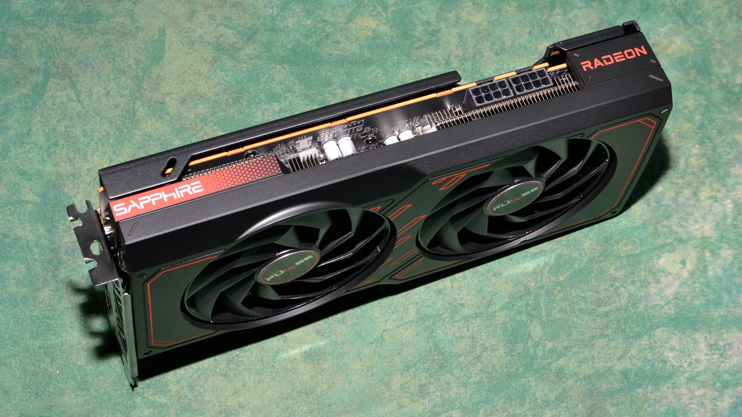 AMD Radeon RX 7600 XT Sapphire Pulse, fotografii și unboxing