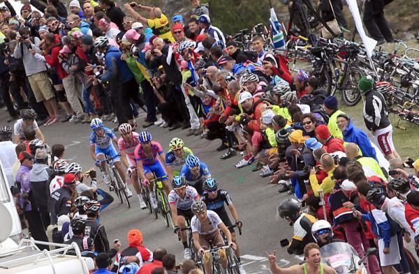 Fans cheer on the top GC contenders