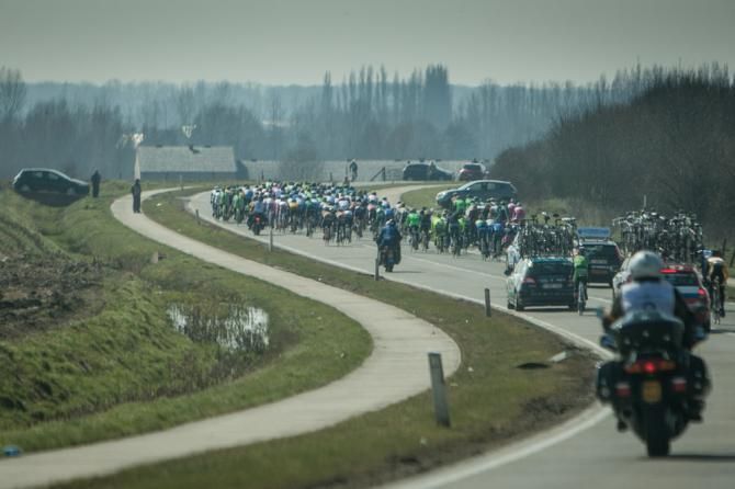 Things slow up a bit at the front of the bunch.