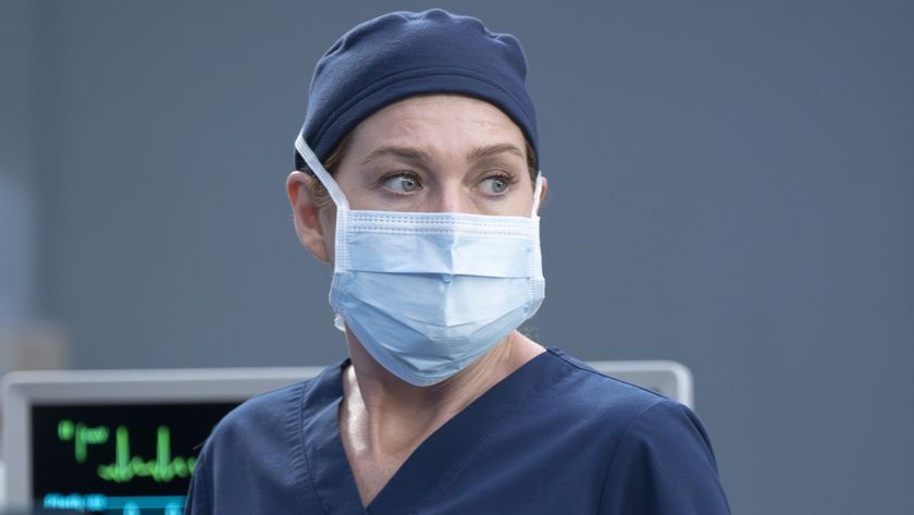 Ellen Pompeo&#039;s Meredith Grey is shown wearing a mask during the Grey&#039;s Anatomy Season 21 finale.