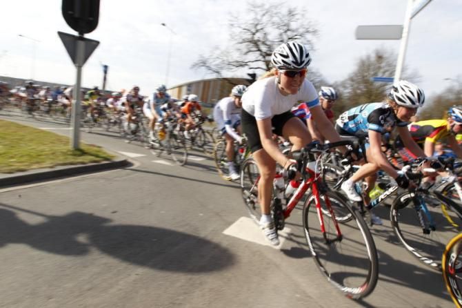 The last 15km, the bunch takes a corner