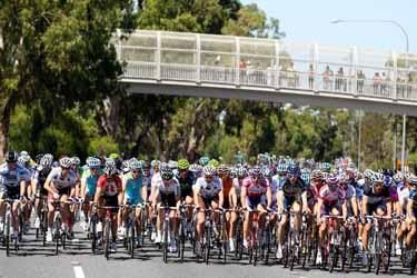 The peloton strolled along during the early kilometres.