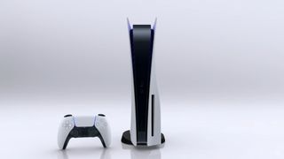 Sony PS5-konsoll stående mot hvit bakgrunn