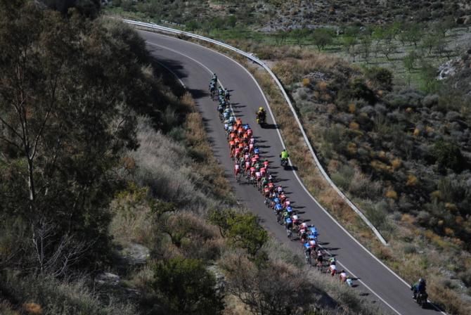 Peloton going across the Fuentes de Marbella, one of the most beautiful roads of Almer&iacute;a.