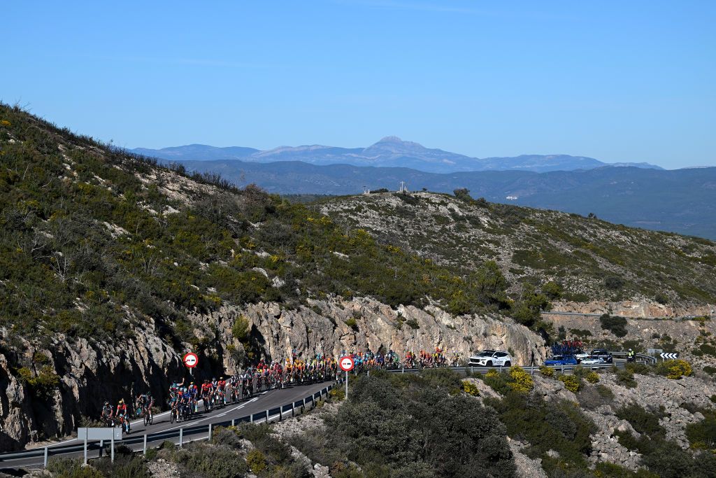 ALTURA SPAIN FEBRUARY 04 A general view of the peloton competing during the 74th Volta a la Comunitat Valenciana 2023 Stage 4 a 1816km stage from Burriana to Alto de la Cueva Santa Altura 832m VCV2023 VoltaValenciana on February 04 2023 in Altura Spain Photo by Dario BelingheriGetty Images