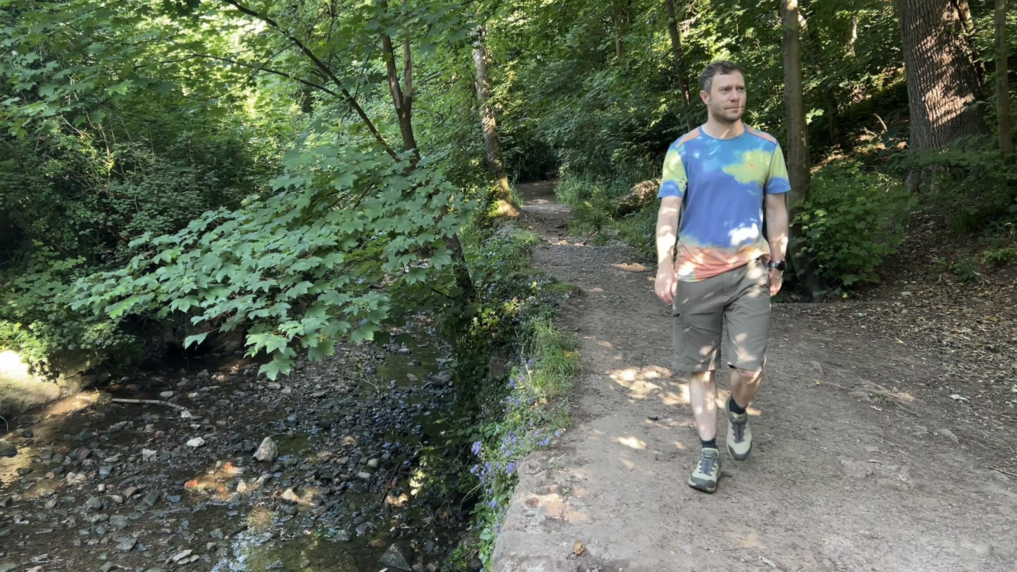 A hiker walking in the Aku Omnias
