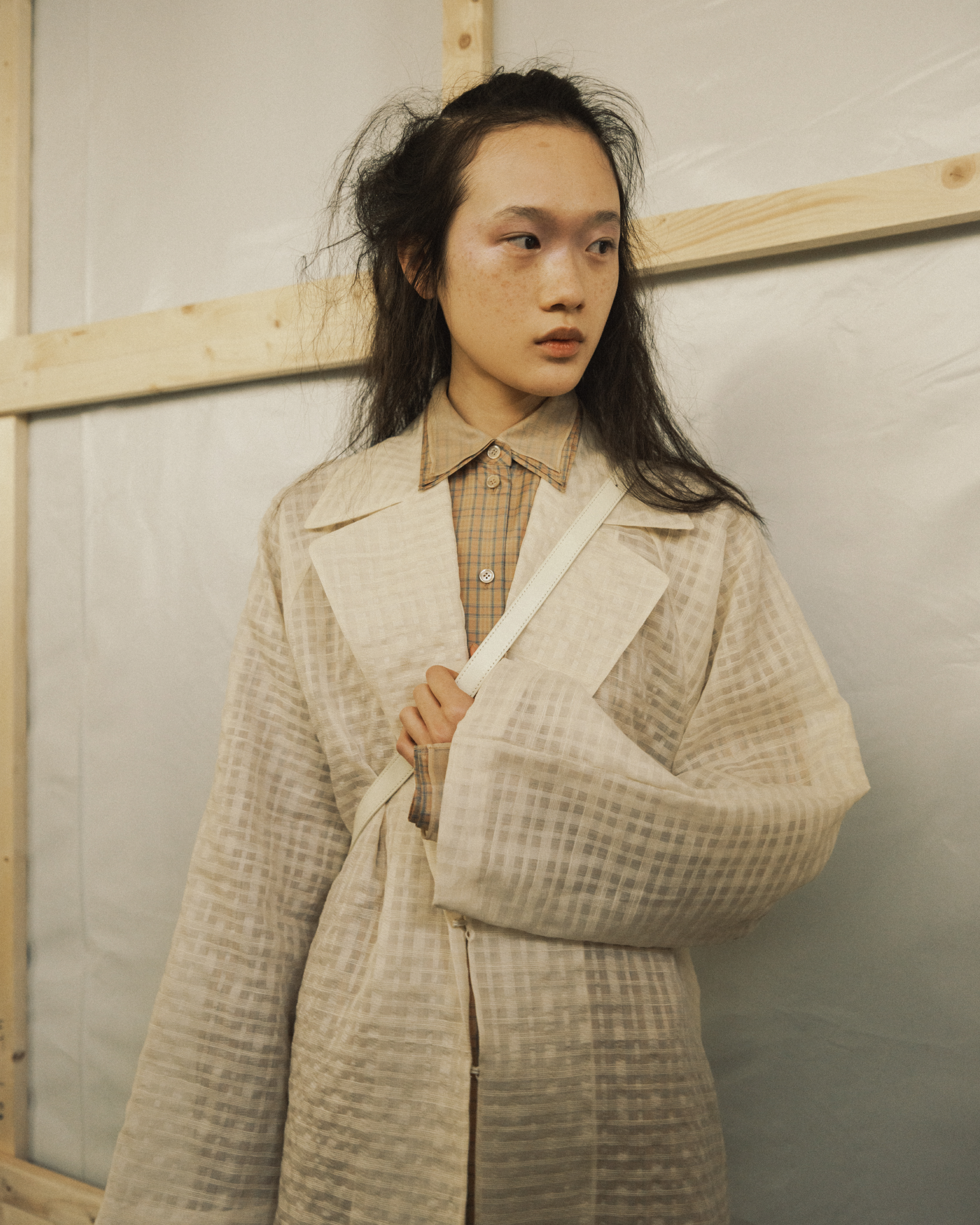 A women models EENK spring/summer 2025 clothing.