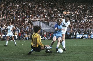 Walter Junghans makes a save for Schalke in 1982/83.