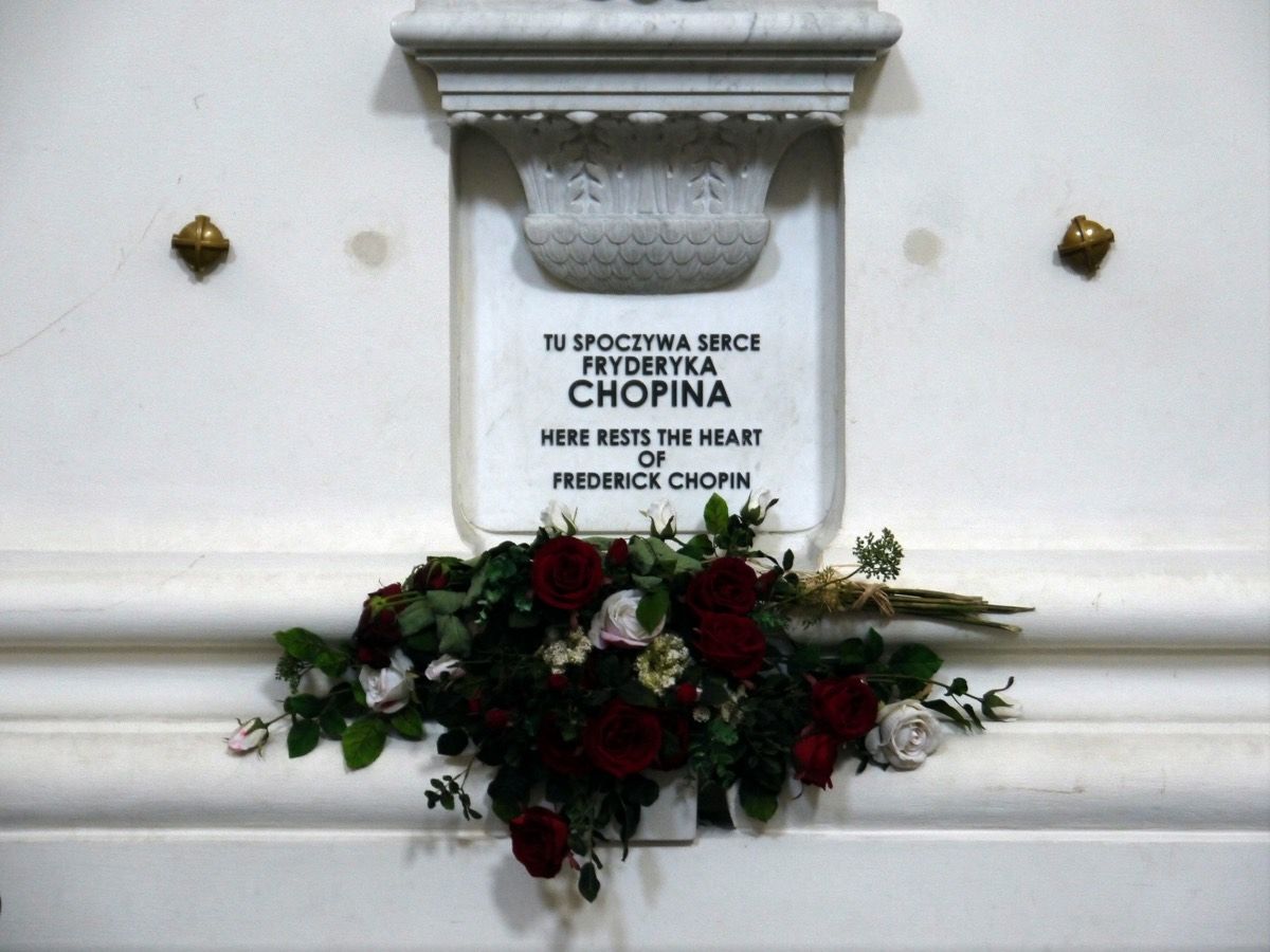Похороненный шопен. Шопен могила в Польше. Церковь Святого Креста в Варшаве сердце Шопена. Сердце Шопена.