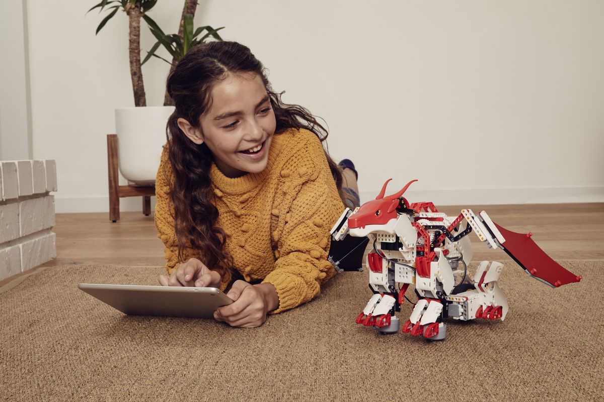 Fugtig forlænge Monograph DIY Dragon Robot Flies in to Teach Kids Code | Tom's Hardware