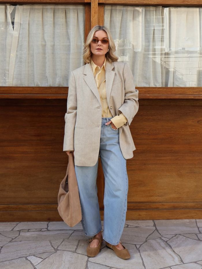 melhores marcas de moda petite @ninaleacaine vestindo blazer, camisa amarela e jeans abercromibe & fitch