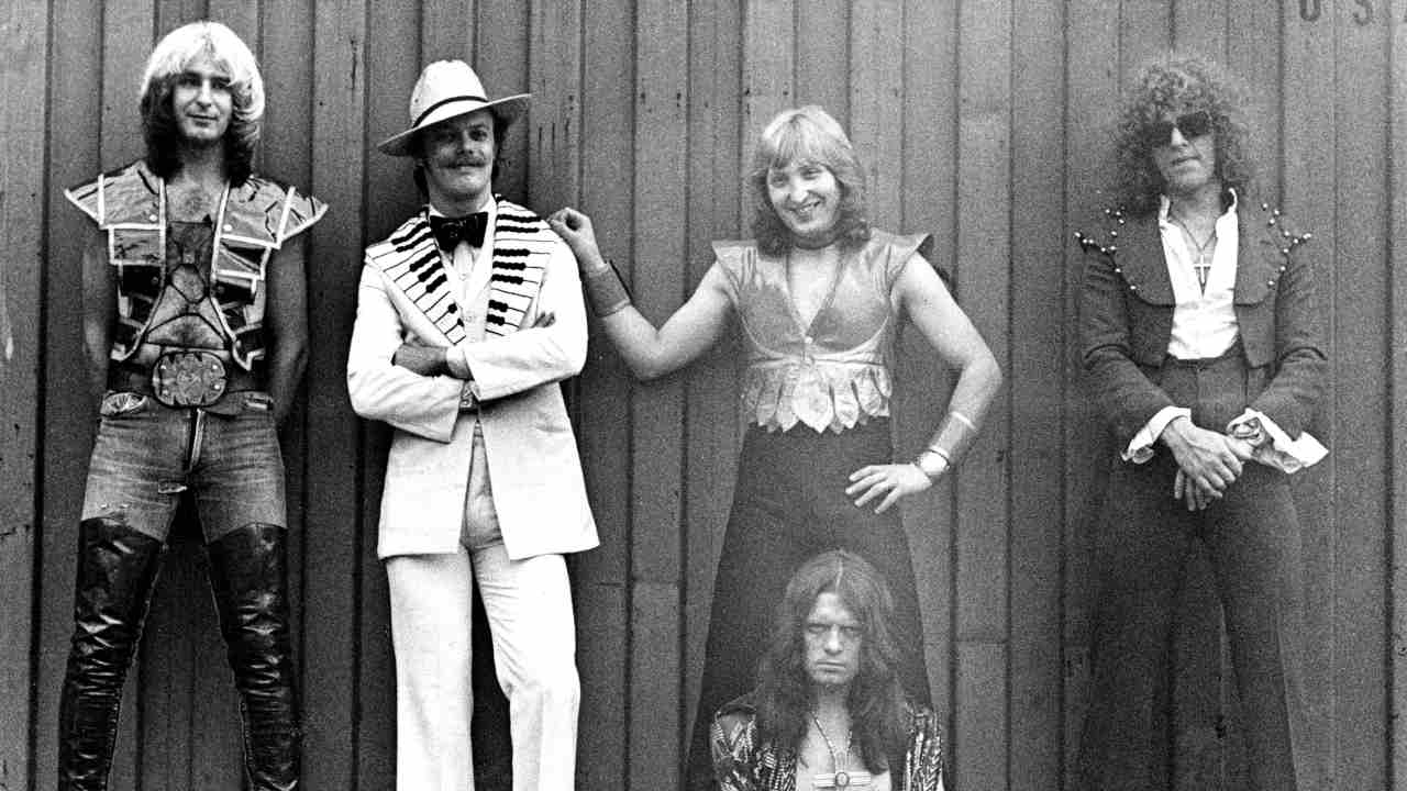 Mott The Hoople posing for a photograph in 1974