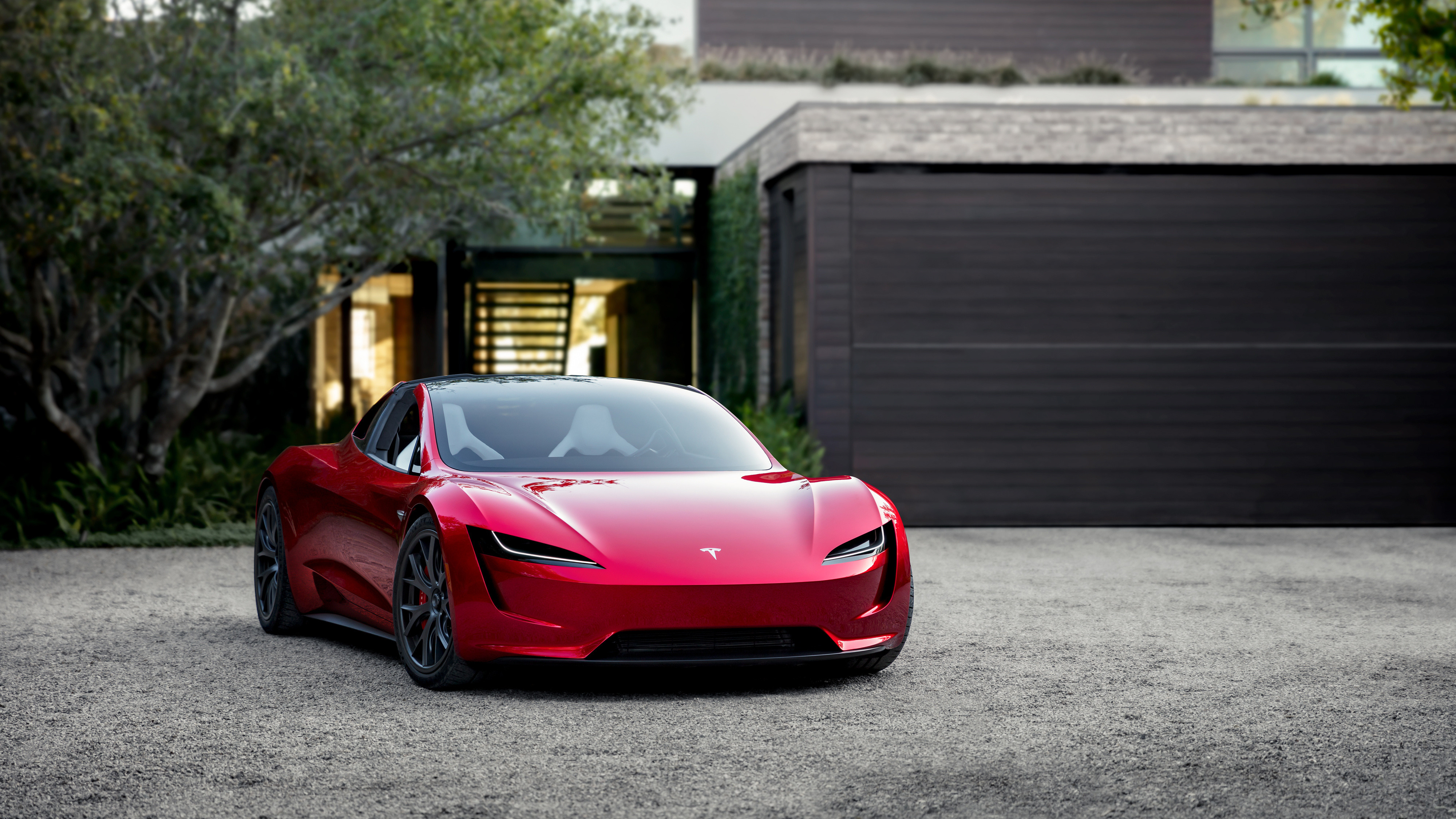Tesla Roadster 2022 draußen auf der Auffahrt