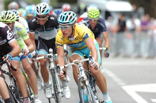 Race leader Vinokourov followed the right wheels in the finish and gained 6 seconds on his rivals.