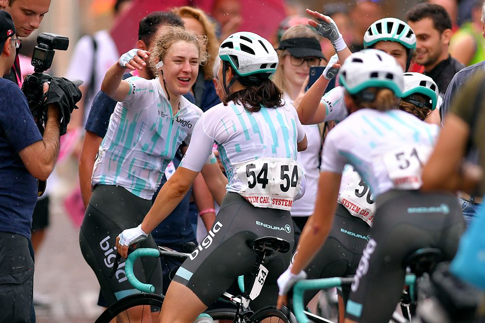 Elizabeth Banks (Bigla) wins stage 8 at the Giro Rosa and celebrates with her teammates