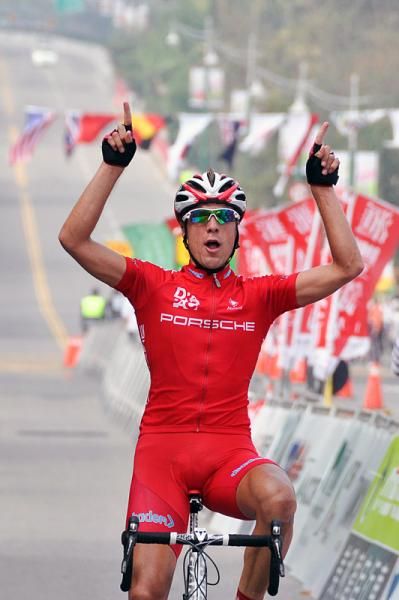 Floris Goesinnen (Drapac) solos to victory in stage four.