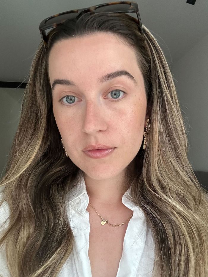 Grace Lindsay, Junior-Beauty-Redakteurin vor dem Testen der Mac MacStack Mascara