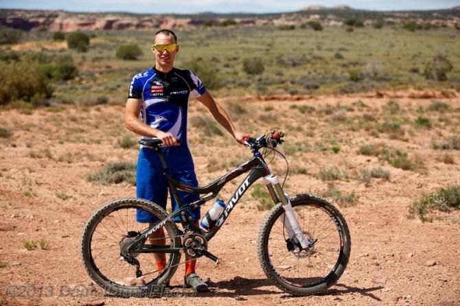 The Pivot Mach 5.7 Carbon is a slick looking bike
