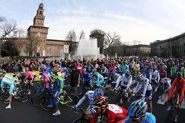 The ceremonial start in Castello Sforzesco.