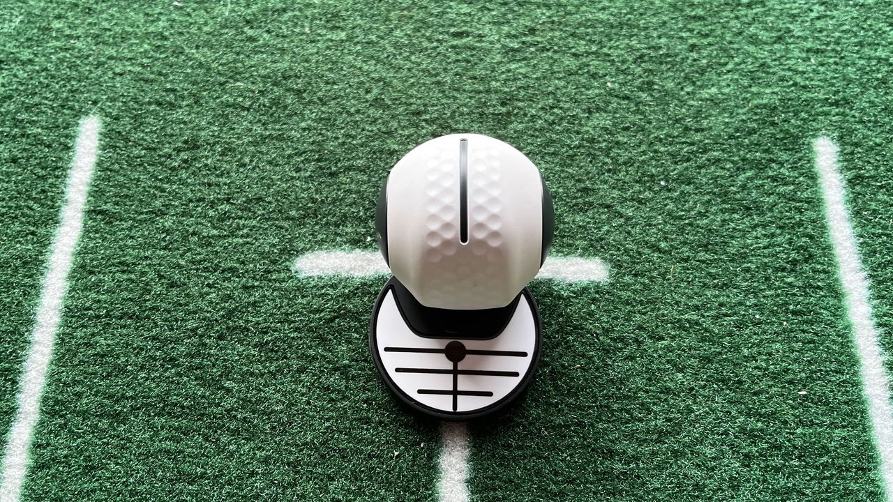 PuttOUT Devil ball pictured with the alignment marker
