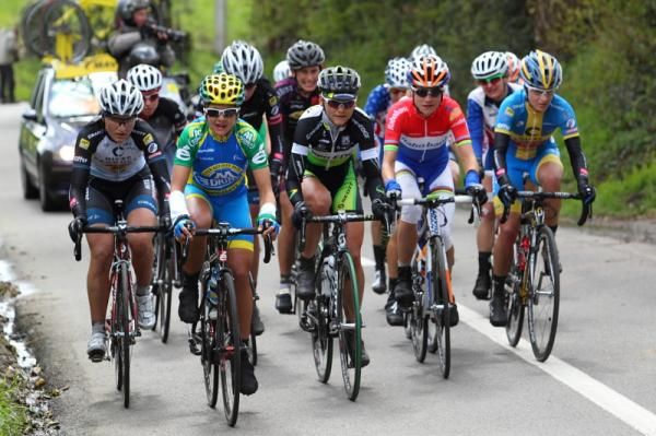 Sharon Laws (AA Drink) and Claudia Hausler (GreenEdge-AIS) at the front of the chase group with Marianne Vos (Rabo Women) and Emma Johansson (Hitec Products - Mistral Home)