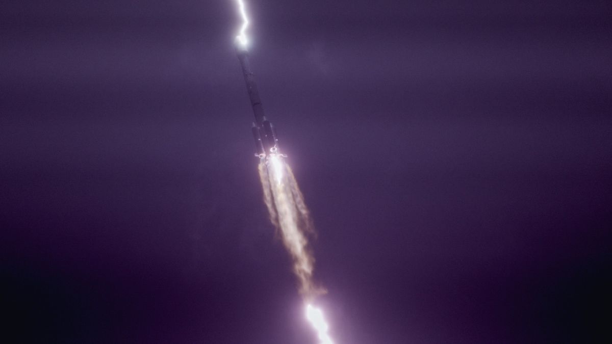 Lightning strike on Chinese rocket captured in epic launch photo