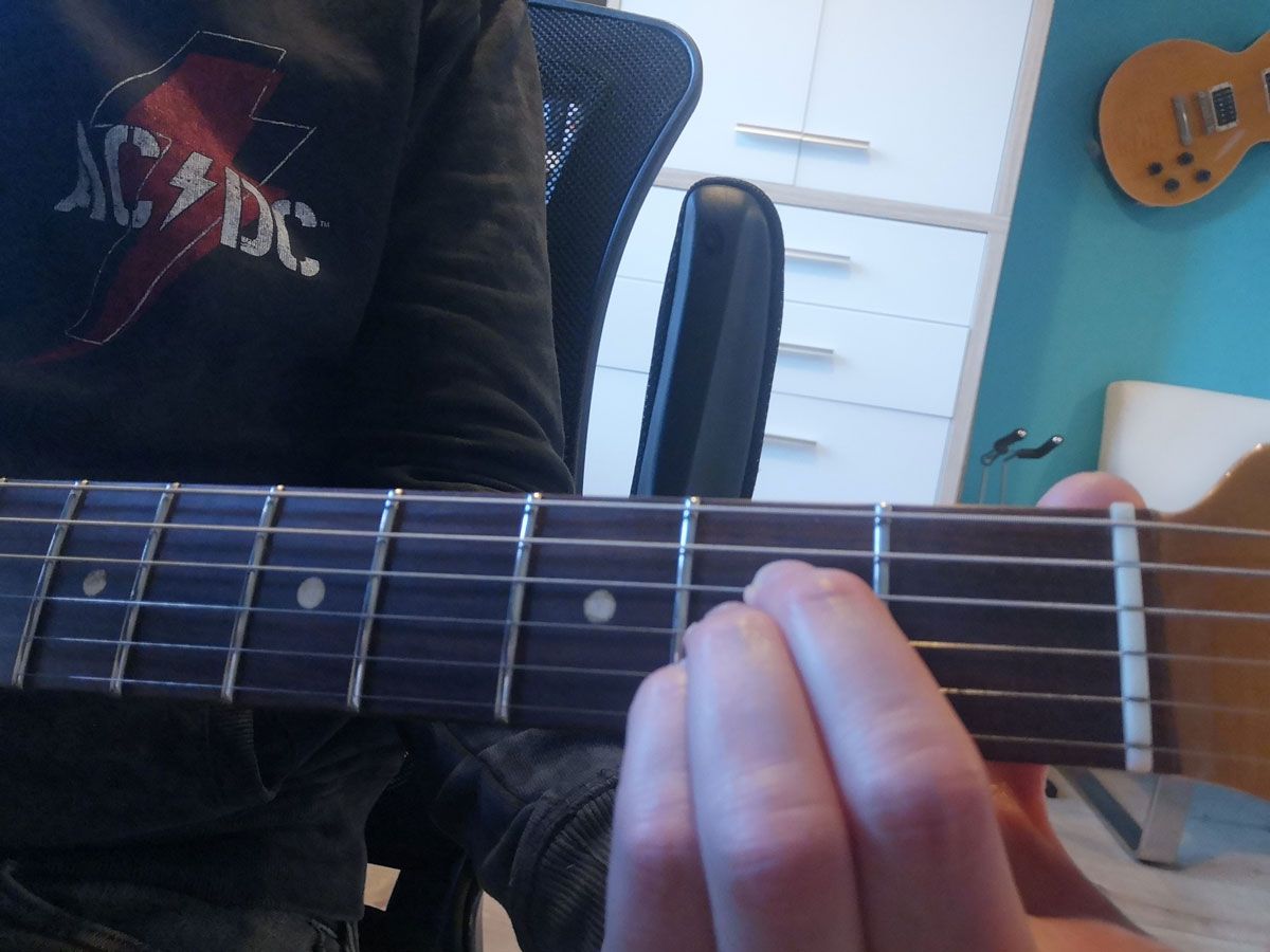 How to play an A chord on guitar: open A