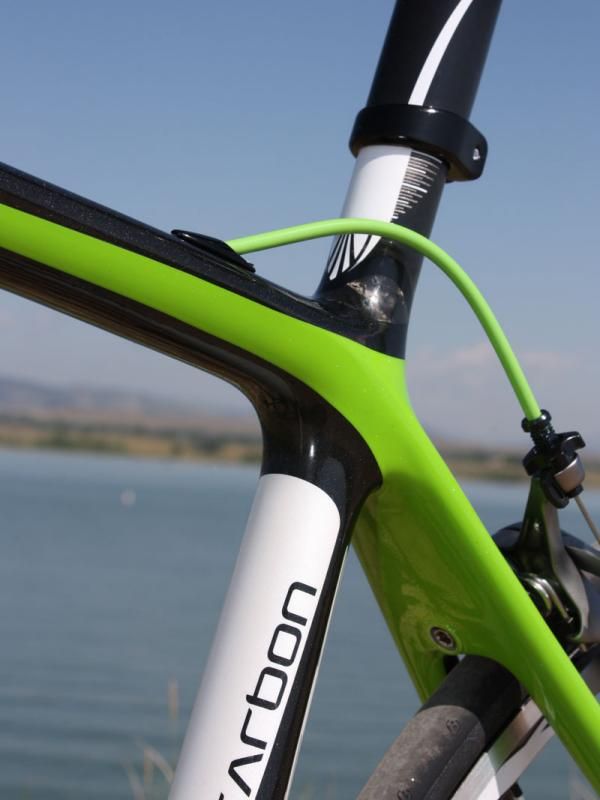 The seat stay wishbone is very wide but also very thin to maintain a good ride quality but without excessive lateral flex